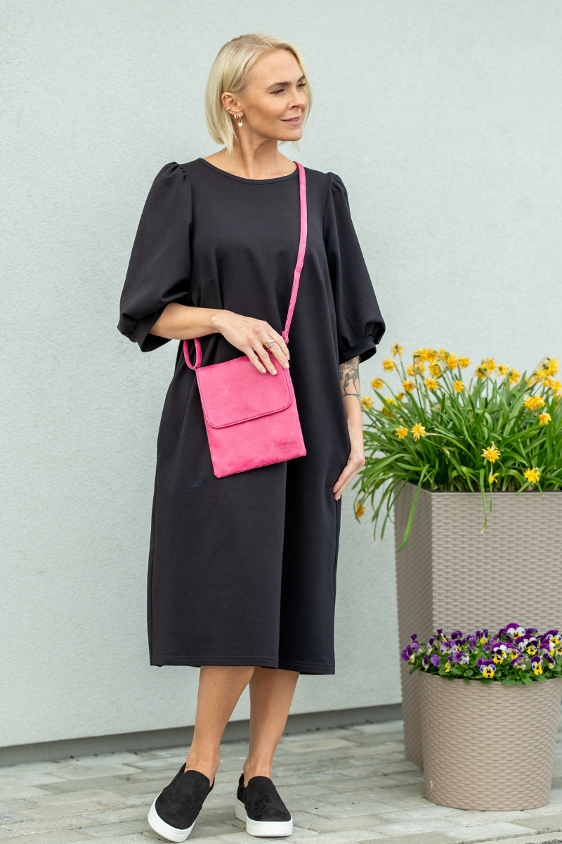 Duffy-mustad-slip-on-tennised-ja-Yemi-Disain-puhv-varrukatega-kasitoo-kleit-2.png