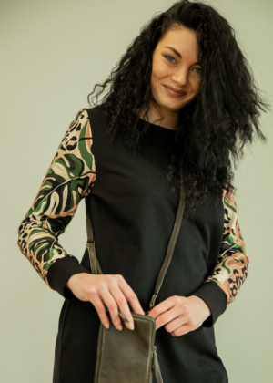 Stilinga juoda megztinė suknelė su kišenėmis Monstera- užsakant NAUJIENA - Image 2