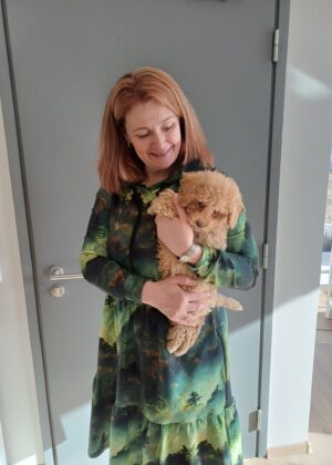 Ilgesnė figūrą primenanti suknelė su kišenėmis ir gobtuvu Helen Rabamets-Kohe, sandėlyje yra XL dydžio - Image 5