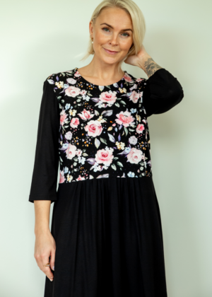 Miela figūrą išryškinanti juoda suknelė su kišenėmis pagal Brita Rose užsakymą - Image 3