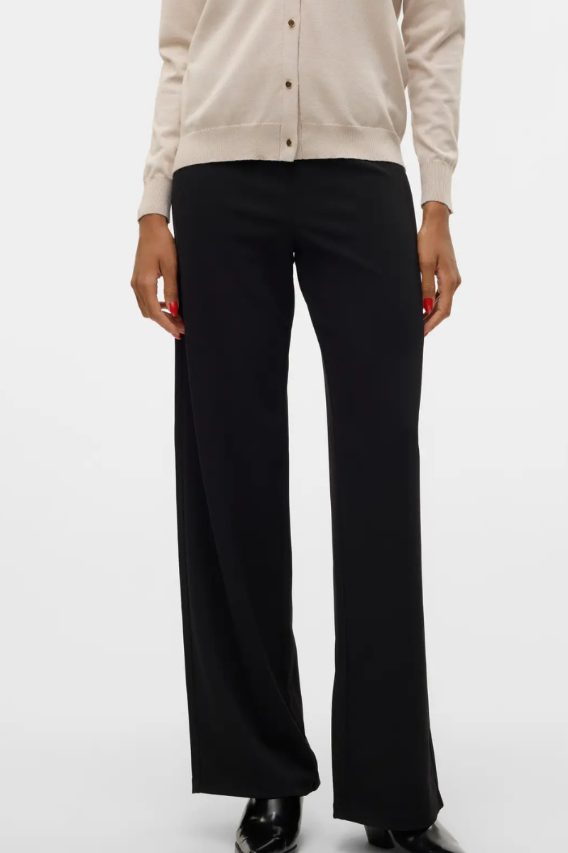 Mustd-naiste-puksid-laia-saarega-Vero-Moda-Berlin.png